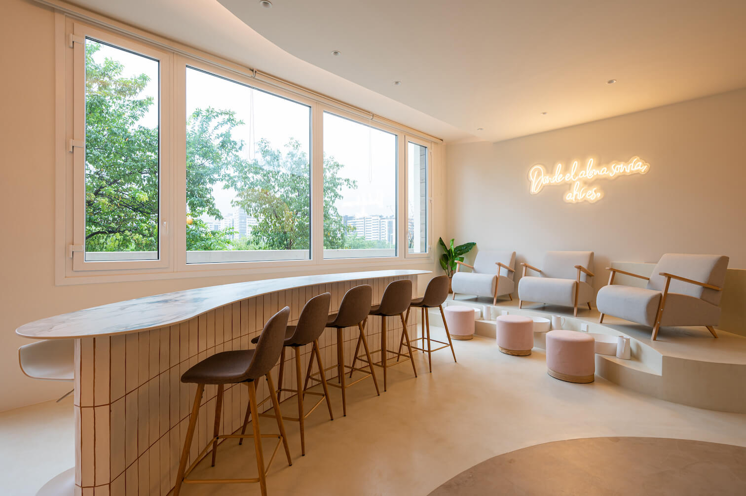 Zona de pedicura Le Maise Valdebebas — sillones, neón y luz natural