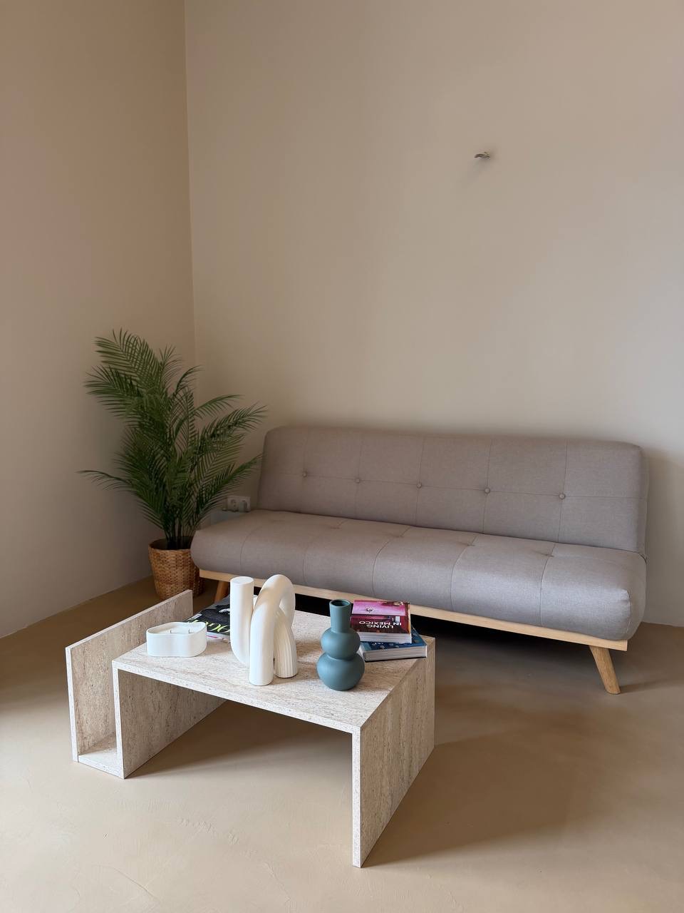 Sala de espera Le Maise Leganés — sofá y mesa de travertino