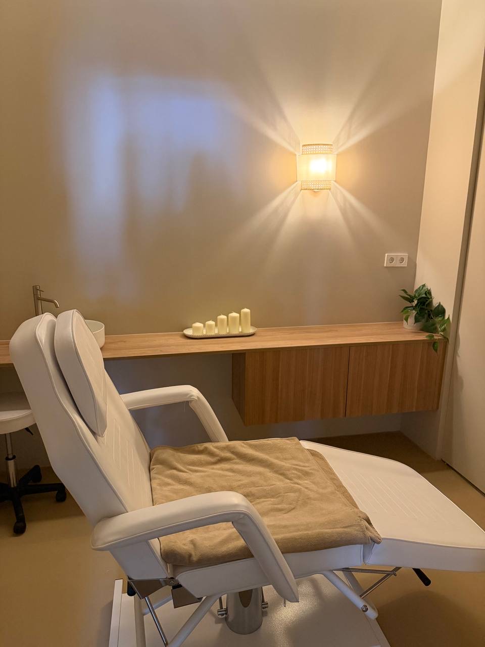 Cabina de tratamientos Le Maise Leganés — sillón reclinable y luz cálida
