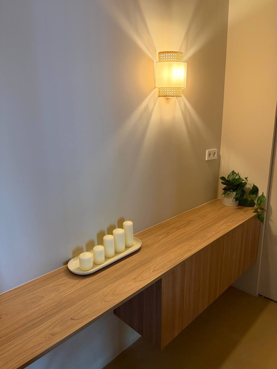 Ambiente Le Maise Leganés — velas y aplique de madera y ratán